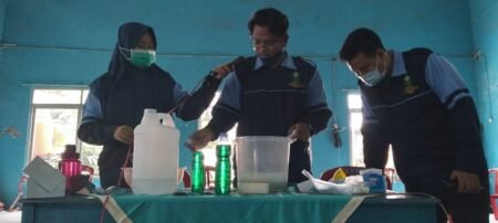 Warna Warni Ide Usaha Kreatif di Tengah Pandemi Mahasiswa KKN MIT DR XI UIN Walisongo Semarang kelompok 36 mengadakan pelatihan pembuatan sabun cuci piring