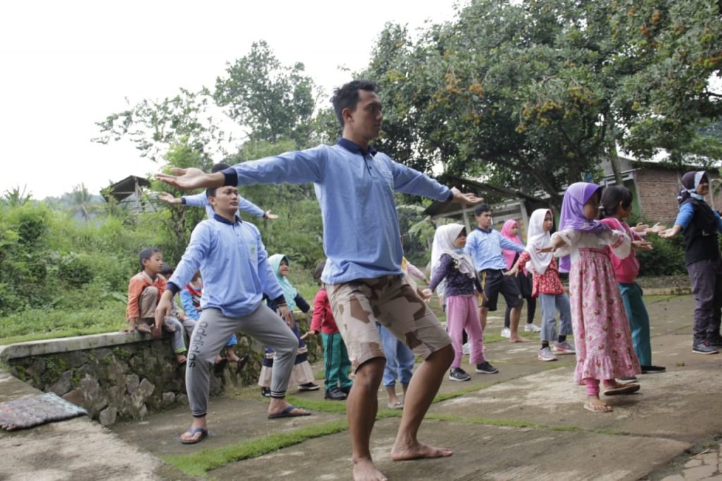 Bersama Anak-Anak, KKN Uin Walisongo Buat Gerakan Jumat Sehat Anak-Anak di Desa Leban mengikuti kegiatan Jum’at sehat yang dipandu oleh KKN UIN Walisongo