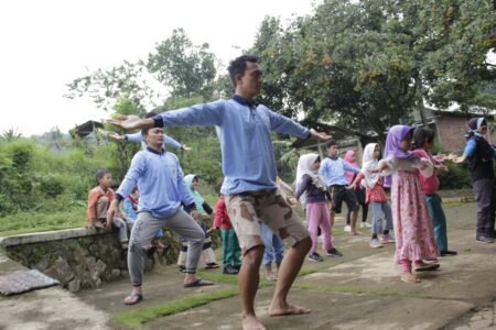 Bersama Anak-Anak, KKN Uin Walisongo Buat Gerakan Jumat Sehat Anak-Anak di Desa Leban mengikuti kegiatan Jum’at sehat yang dipandu oleh KKN UIN Walisongo