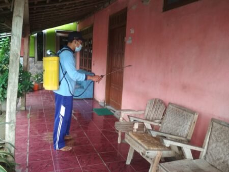 Tanggap Covid-19, KKN Mandiri Uin Walisongo Lakukan Penyemprotan Disinfektan Mahasiswa KKN UIN Walisongo lakukan penyemprotan disinfektan
