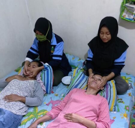 Mahasiswa UIN Walisongo Adakan Baksos Bekam dan Totok Wajah Mahasiswa UIN Walisongo saat lakukan bakti sosial