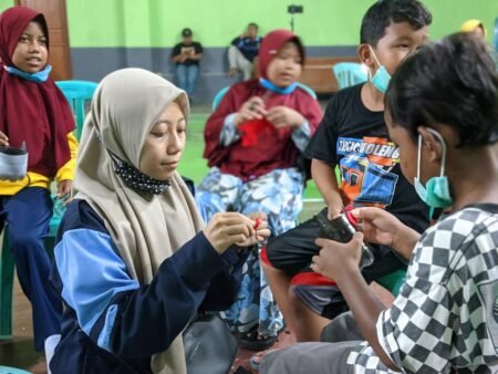 Mahasiswa KKN UIN Walisongo Sosialisasikan Gerakan Peduli Lingkungan Mahasiswa KKN MIT DR 11 Kelompok 62 UIN Walisongo mengadakan sosialisasi peduli lingkungan
