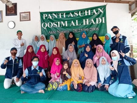 Mahasiswa KKN UIN Walisongo Bagikan Hand Sanitizer dan Masker di Panti Asuhan Mahasiswa KKN UIN Walisongo foto bersama usai membagikan handsanitizer dan masker di Panti Asuhan Qosim Al Hadi