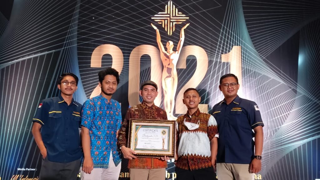 Ketua Umum Himapindo, Budiyanto Raih Penghargaan Anggota DPRD Kabupaten Bekasi Budiyanto saat menerima penghargaan dari 7SKU MEDIA