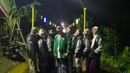 Kerlap Kerlip Lampion Hiasi Jalan Dhilkoro Mahasiswa KKN-T Universitas Raden Rahmat
