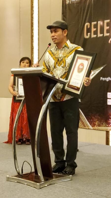 Budiyanto Kembali Mendapatkan Penghargaan Budiyanto saat menerima penghargaan the best leadership & professional Indonesia 2021