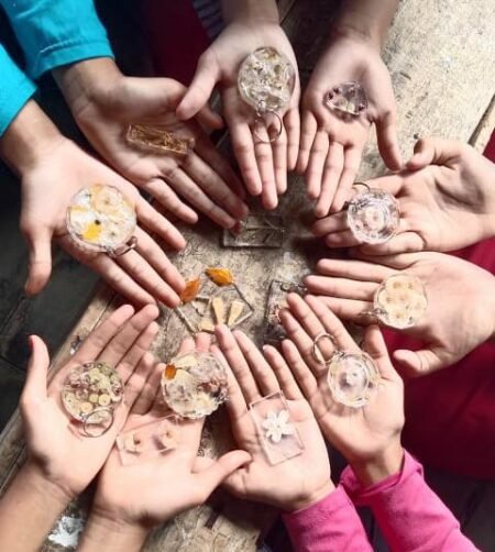 Tingkatkan Kreativitas Anak Melalui Kerajinan Bunga Segar Resin Kerajinan bunga segar hasil kreasi anak-anak dari Taman Kreasi