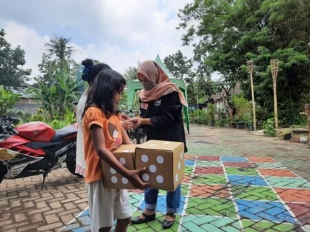 Potret Pengenalan Bahasa Inggris pada Anak Ala Mahasiswa PMM UMM Pembelajaran Bahasa Inggris yang dilakukan mahasiswa PMM UMM