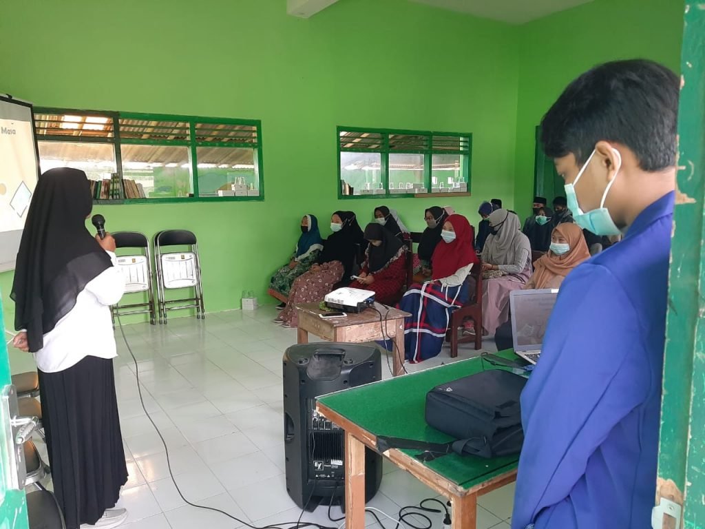 Mahasiswa KKN UM Melakukan Sosialisasikan Pentingnya Prokes pada Siswa Mahasiswa KKN Universitas Negeri Malang