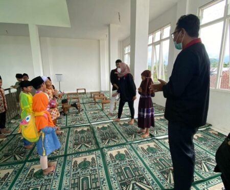 Mahasiswa UMM Melakukan Pendampingan Belajar di TPQ Baiturrahman Pendampingan belajar yang dilakukan mahasiswa PMM UMM