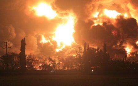 Kilang Minyak Pertamina Balongan Dilalap Si Jago Merah Kilang minyak PT Pertamina Indramayu yang terbakar