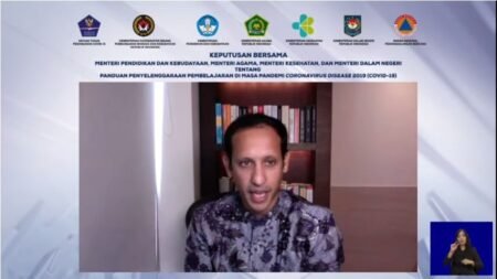 SKB 4 Menteri, Sekolah Wajib Melaksanakan PTM Terbatas Nadiem Makarim saat menjelaskan Surat Keputusan Bersama 4 Menteri secara daring