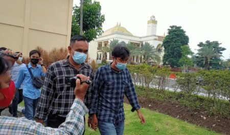 Kekerasan Wartawan Menimpa Jurnalis Tempo Jurnalis Tempo menjalani visum di RS Bhayangkara Polda Jatim