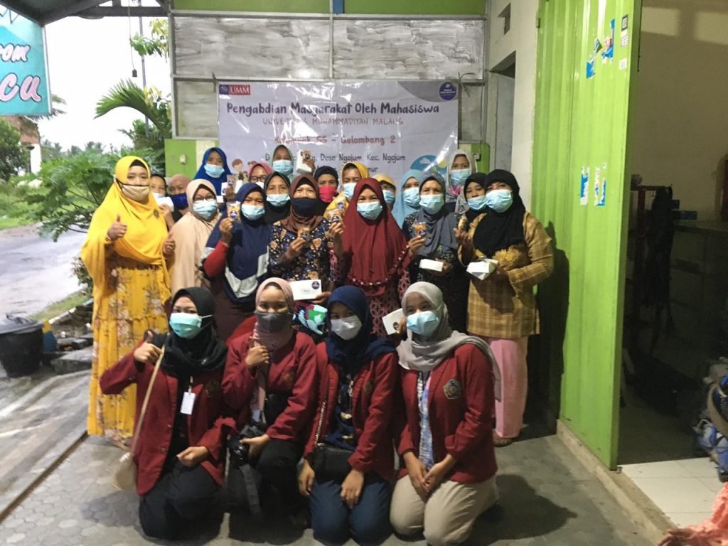 Mahasiswa PMM 55 UMM Ajak Ibu-ibu PKK Menjaga Imunitas Keluarga Mahasiswa PMM UMM foto bersama Ibu-ibu PKK setelah pembuatan wedang uwuh