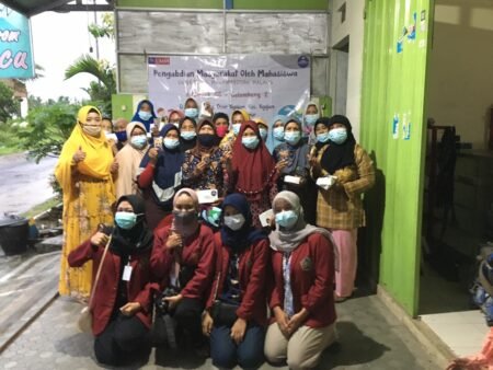 Mahasiswa PMM 55 UMM Ajak Ibu-ibu PKK Menjaga Imunitas Keluarga Mahasiswa PMM UMM foto bersama Ibu-ibu PKK setelah pembuatan wedang uwuh