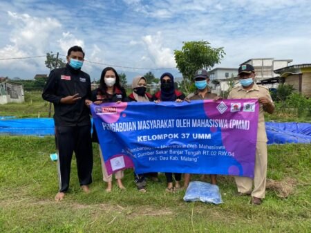 Mahasiswa PMM UMM Kenalkan Bisnis Lele pada Masyarakat Desa Mahasiswa PMM UMM foto bersama dengan perangkat Desa Sumbersekar