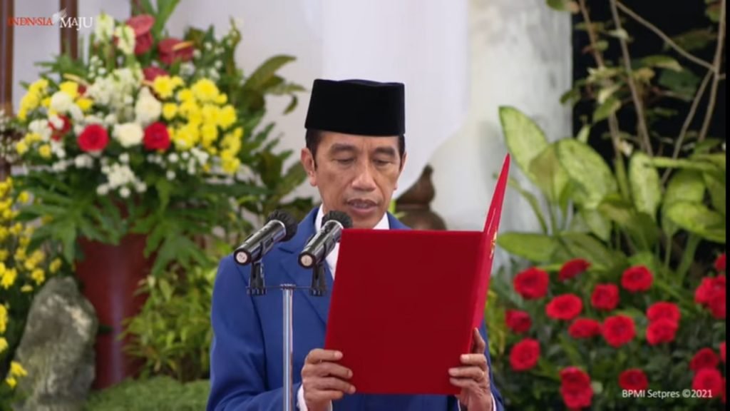 Presiden Jokowi Lantik Dua Menteri, Nadiem Makarim dan Bahlil Lahadalia Presiden Joko Widodo saat melantik Nadiem Makarim dan Bahlil Lahadalia sebagai menteri di Kabinet Indonesia Maju