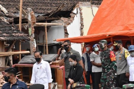 Jokowi Pastikan Pemerintah Akan Bantu Korban Terdampak Gempa Presiden Jokowi saat meninjau lokasi terdampak gempa di Dampit, Kabupaten Malang