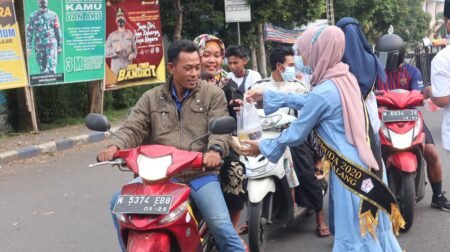 Duta Pemuda Kabupaten Malang Lintas Angkatan Bagikan Takjil Gratis Duta Pemuda Kabupaten Malang saat membagikan takjil