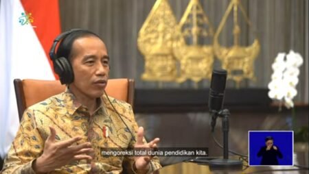 Makna Pendidikan Ala Presiden Joko Widodo Presiden Joko Widodo saat melakukan siaran di Kemendikbud TV (Sumber: Kemendikbud TV)