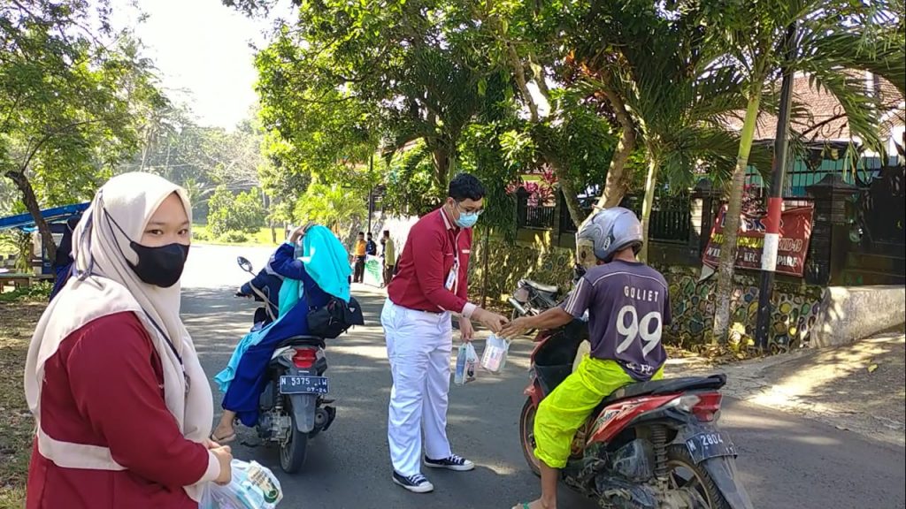 Potret Kepedulian SMP-SMA Jenderal Sudirman Kalipare di Bulan Ramadhan Aksi bakti sosial yang dilakukan siswa SMP-MSA Jenderal Sudirman Kalipare
