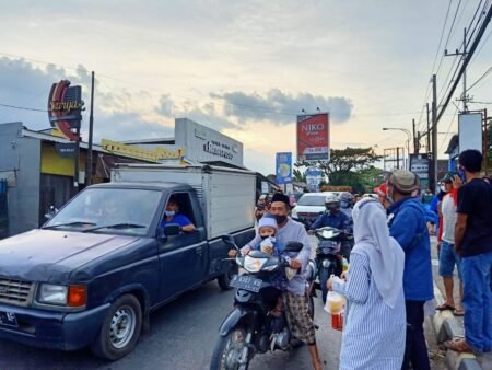 Karang Taruna Kecamatan Karangploso Bagikan Ribuan Takjil Gratis Karang Taruna Karangploso saat membagikan takjil gratis