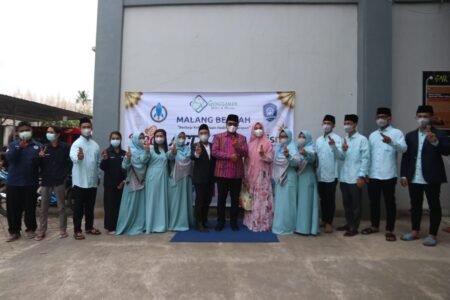 Komunitas GYD Bagikan Kebahagiaan pada Puluhan Anak Yatim Foto bersama Komunitas Genggaman Yatim & Dhuafa (GYD) Malang, Senat Mahasiswa Fakultas Saintek Unikama dan Malvocs usai kegiatan santunan anak yatim (foto:istimewa)
