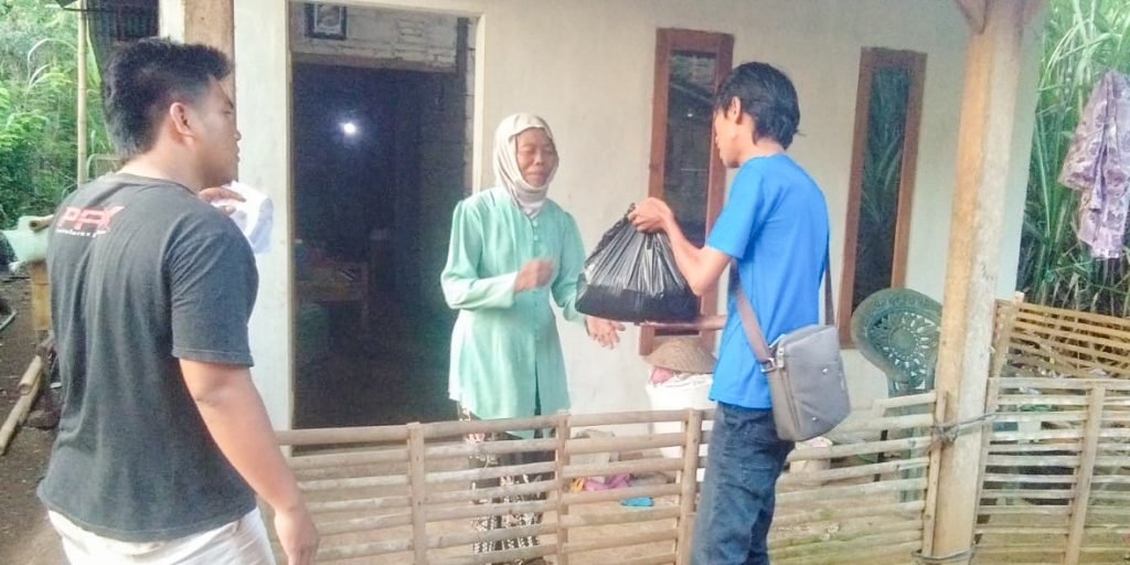 Pemuda Gampingan Bersatu, Santuni Puluhan Lansia dan Dhuafa Foto : Pemuda gampingan bersatu, Serahkan batuan pada Lansia dan Dhuafa