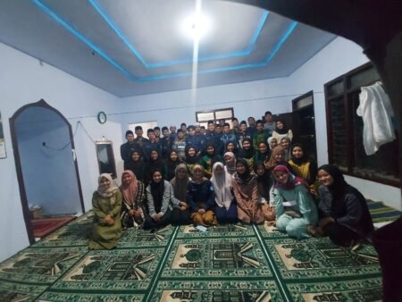 IMS Meriahkan Ramadhan dengan Bukber dan Ngobrol Ilmiah Foto bersama usai pelaksanaan buka bersama dan ngobrol ilmiah ikatan mahasiswa sumbermanjing wetan