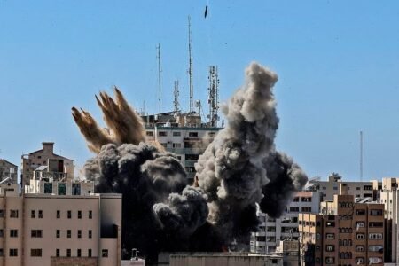 Serangan Udara Israel Ledakkan Kantor Media Al Jazeera dan AP di Gaza Ledakan yang terjadi di Kantor Media Al Jazeera dan AP Gaza