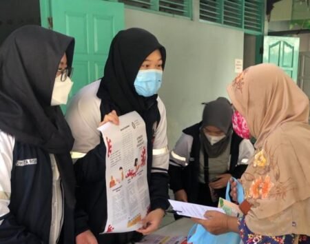 Mahasiswa KKN Undip Ajak Masyarakat Kelola Stress Akibat Pandemi Brosur mahasiswa Undip yang dijadikan pedoman pengelolaan stress oleh masyarakat
