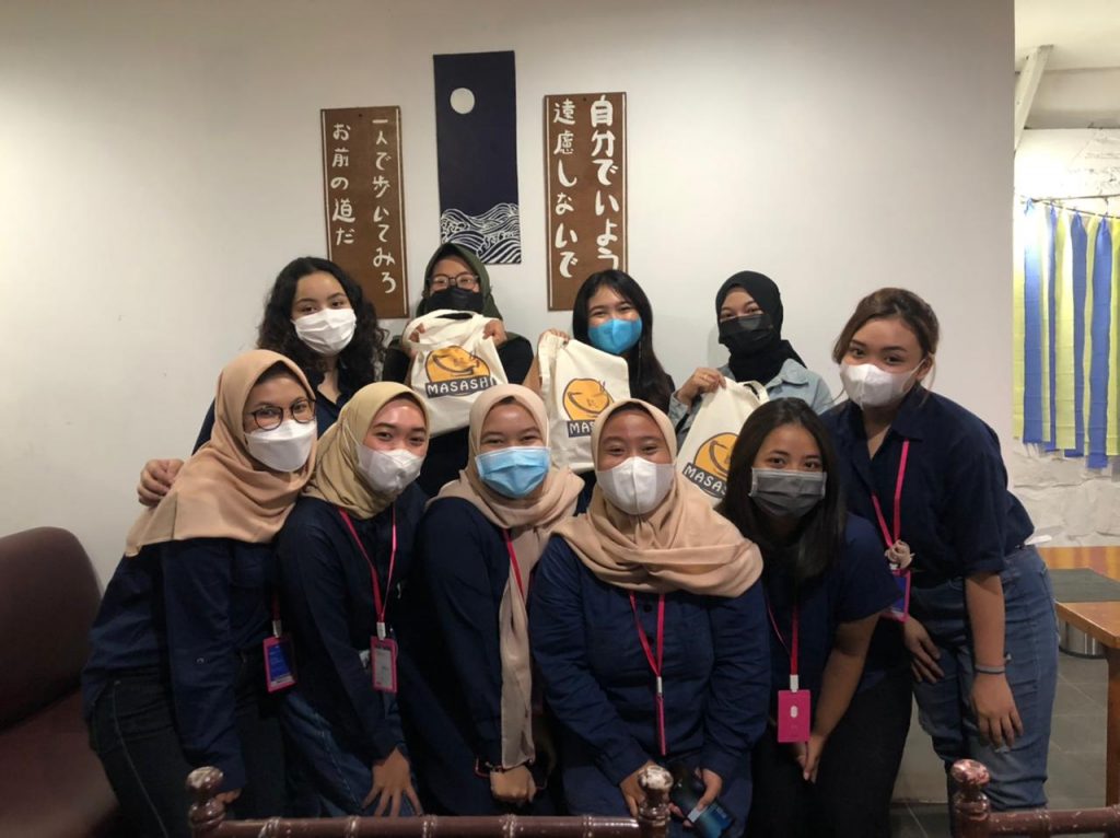 Mahasiswa Ilmu Komunikasi UMM Bantu UMKM Terdampak Covid-19 Mahasiswa Ilmu Komunikasi UMM kelompok Lucretia membantu salah satu UMKM di Kota Malang yaitu kedai “Masashi”. (foto:istinewa)