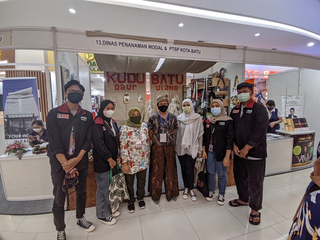 Gandeng Komunitas KUDU, Mahasiswa Umm Belajar Daur Ulang Sampah Mahasiswa umm bersama komunitas Kudu dalam acara pameran hasil daur ulang sampah