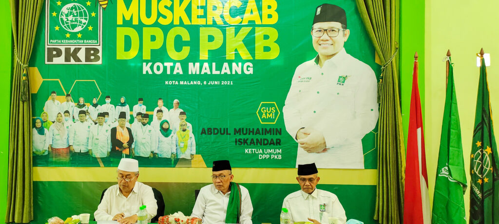 Rapatkan Barisan, Laksanakan Muskercab “PKB Kota Malang Siap Sambut Iklim Pemilu 2024” Foto Suasana pelaksanaan MUSKERCAB Dewan Pengurus Cabang Partai Kebangkitan Bangsa DPC PKB Kota Malang, Dari kiri KH. Mansur (Ketua Dewan syuroh DPC PKB), Tengah KH Chamzawi (Rois Syuriah NU Kota Malang), H. Fatchullah, SH (Ketua DPC PKB Kota Malang)
