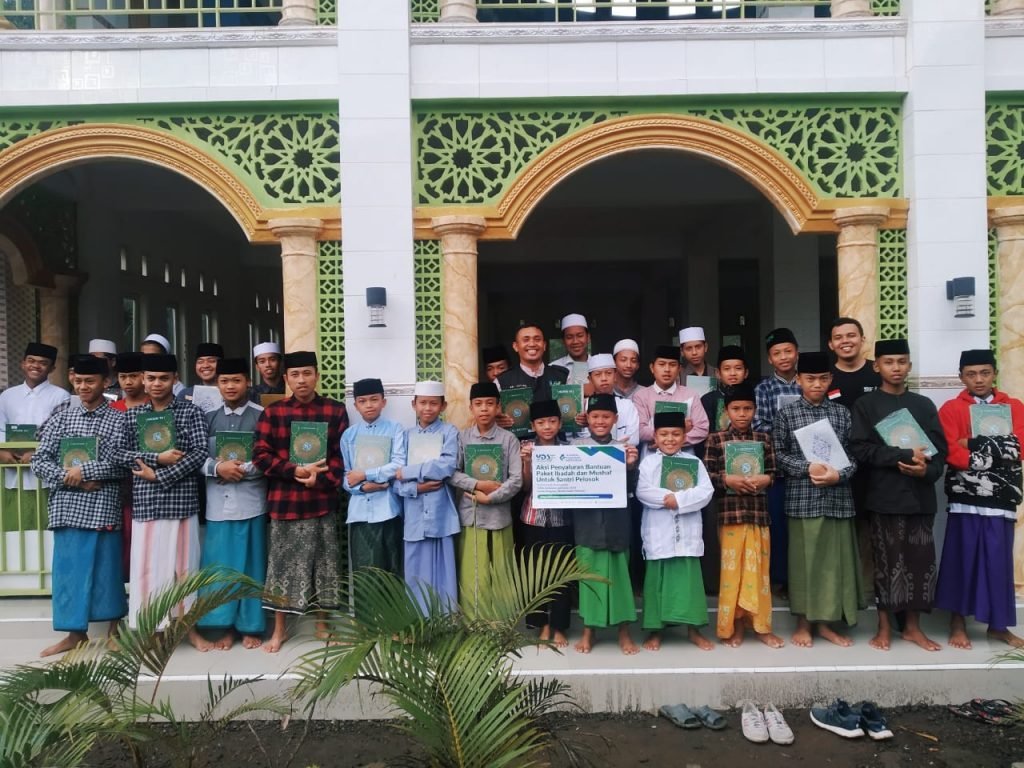 Peduli Pesantren Pelosok : YDSF Jember Distribusikan Bantuan Paket Ibadah dan Mushaf Al Qur’an Para Santri Berfoto Memegang Al-Qur'an Dalam Realisasi Program YDSF Peduli Pondok Pesantren Dipelosok