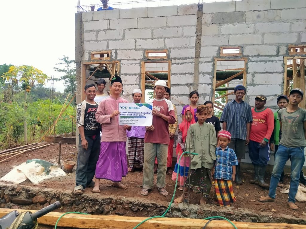 Wujudkan Bakti Pada Negeri Yayasan Dana Sosial Al Falah (YDSF) Kab.Situbondo Realisasikan Program Bedah Musholah Foto : Para Santri dan Warga Setempat Berfoto di Depan Musholah Nurul Jadid Desa Jatisari Kabupaten Situbondo