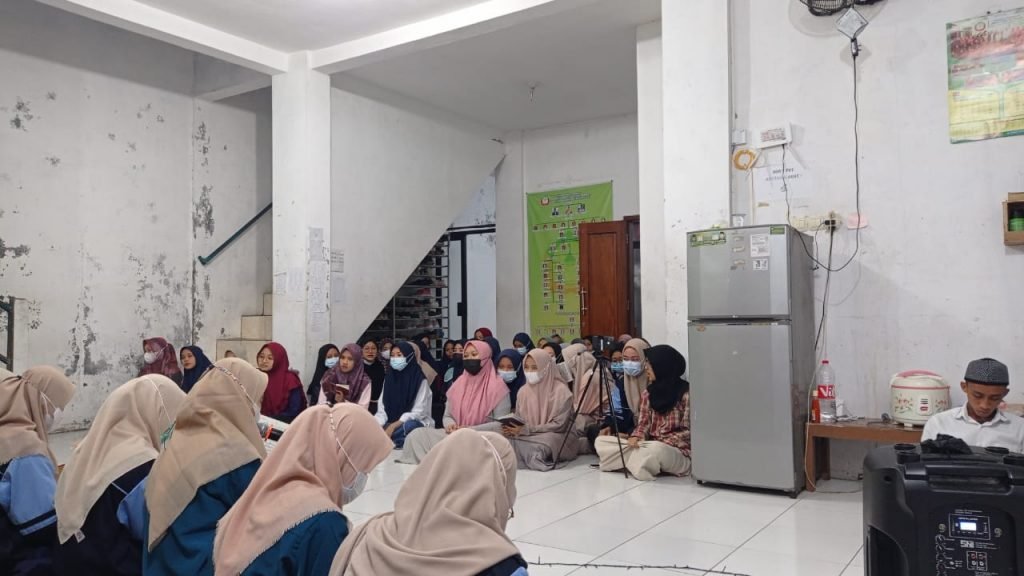 Covid-19 Meroket, Mahasiswa KKN UIN Walisongo Gelar Doa Bersama Mahasiswa KKN UIN Walisongo saat melakukan kegiatan doa bersama