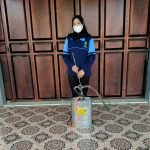 Tekan Angka Positif Covid-19, Mahasiswa UIN Walisongo Lakukan Penyemprotan Disinfektan