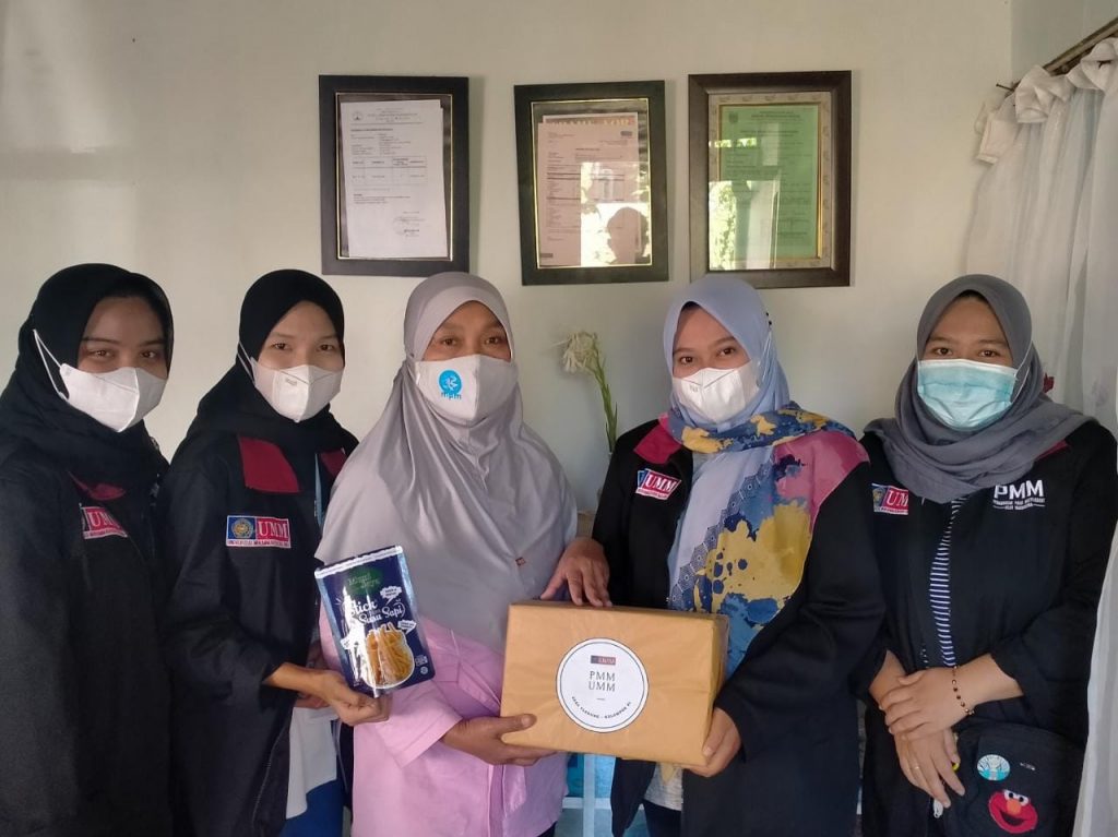 Mahasiswa Umm Kenalkan Strategi Re-branding Produk UMKM Re-branding produk yang dikenalkan oleh mahasiswa Pmm umm