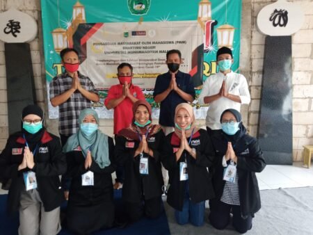 Mahasiswa PMM UMM Edukasi Warga Pentingnya Meningkatkan Imun Tubuh Mahasiswa PMM UMM foto bersama usai memberikan edukasi pentingnya meningkatkan imun tubuh