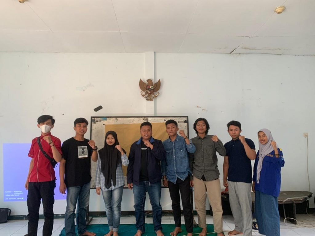 PMII Rayon Ekonomi Gelar Sekolah Literasi Dan Media Anggota PMII foto bersama usai gelar Sekolah Literasi dan Media