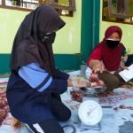 Mahasiswa KKN UIN Walisongo Membantu Masyarakat dalam Penyembelihan Hewan Qurban