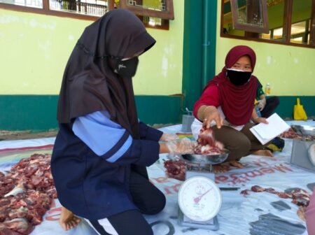 Mahasiswa KKN UIN Walisongo Membantu Masyarakat dalam Penyembelihan Hewan Qurban Mahasiswa KKN UIN Walisongo saat membantu warga membagikan daging qurban