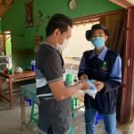 Membantu Pemerintah, Mahasiswa KKN UIN Walisongo membagikan Masker