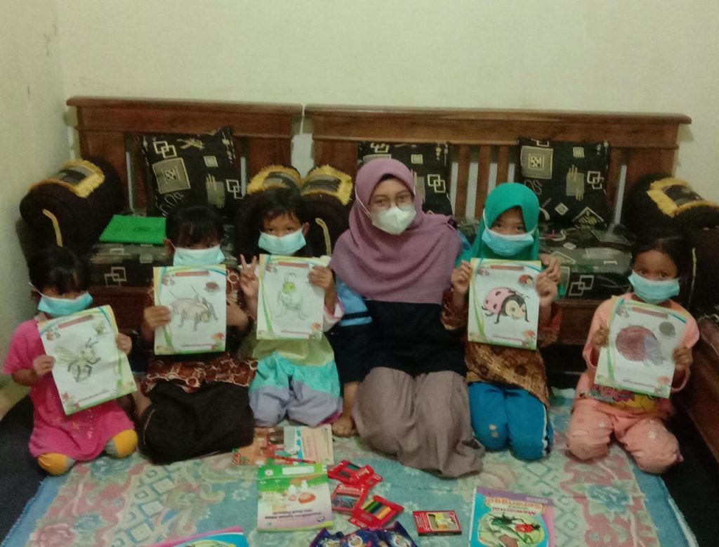 Melatih Daya Visual Anak dalam Rangka Memperingati Hari Anak Nasional Mahasiswa KKN UIN Walisongo saat melatih daya visual anak