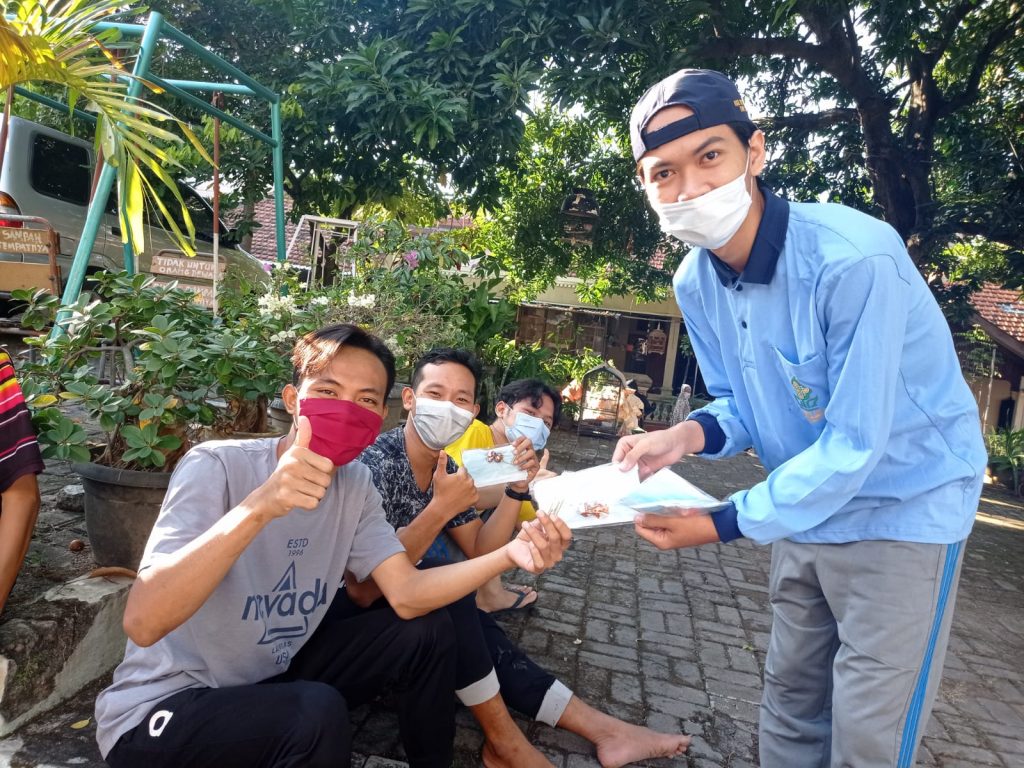 Mahasiswa KKN Uin Walisongo Bagikan Masker Gratis Mahasiswa KKN Uin Walisongo saat membagikan masker gratis (foto:istimewa)