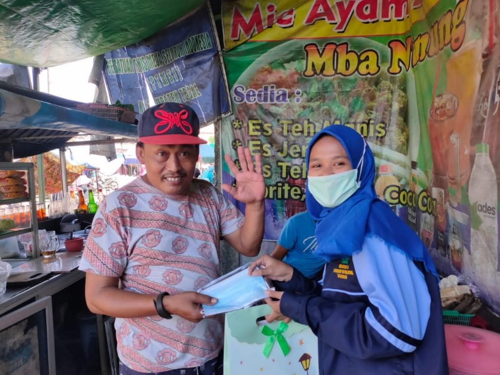 Mahasiswa KKN Uin Walisongo Bagikan Masker di Tengah Pandemi Mahasiswa KKN Uin Walisongo saat membagikan masker pada warga (foto:istimewa)