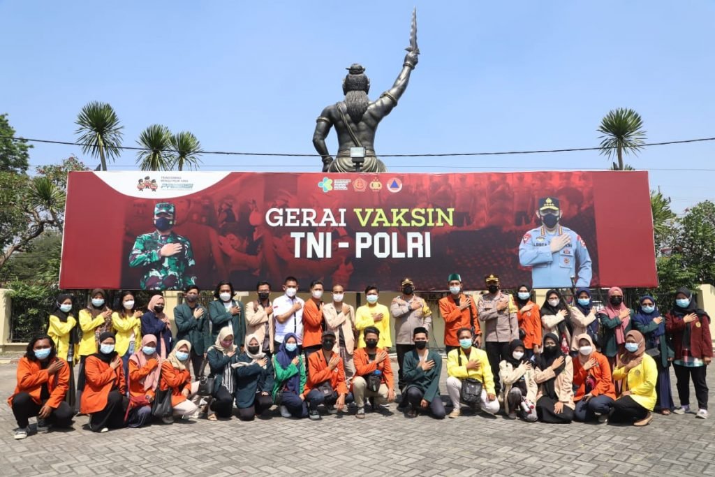 Bangkitkan Herd Immunity, BEM Mojokerto dan BEMNUS Jatim Gelar Vaksinasi Massal Polres Mojokerto, Bem Nusantara bersama Bem Mojokerto Usai menggelar vaksinasi massal
