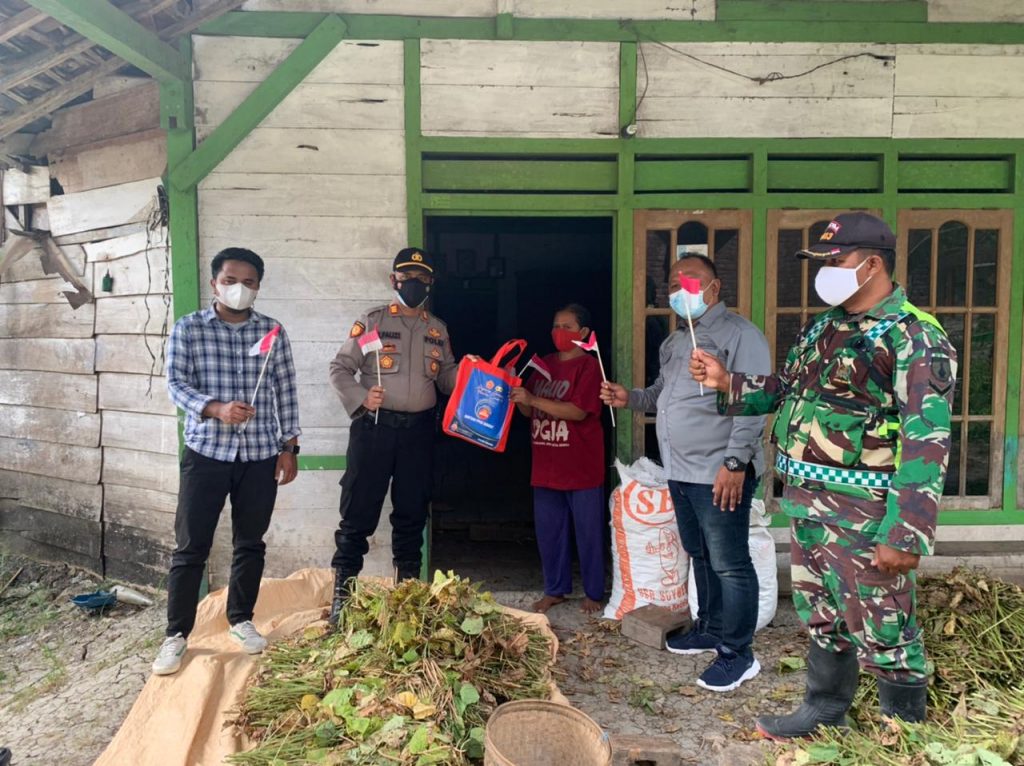 Bagikan Sembako dan Kibarkan Merah Putih, Mahasiswa dan Polres Bojonegoro Komitmen jaga NKRI Mahasiswa bersama Polres Bojonegoro saat membagikan sembako