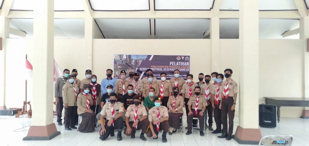 Mahasiswa KKN UIN Walisongo Ikuti Pelatihan Pemulasaran & Pemakaman Jenazah Foto bersama usai pelatihan pemulasaraan dan pemakaman jenazah (foto:istimewa)